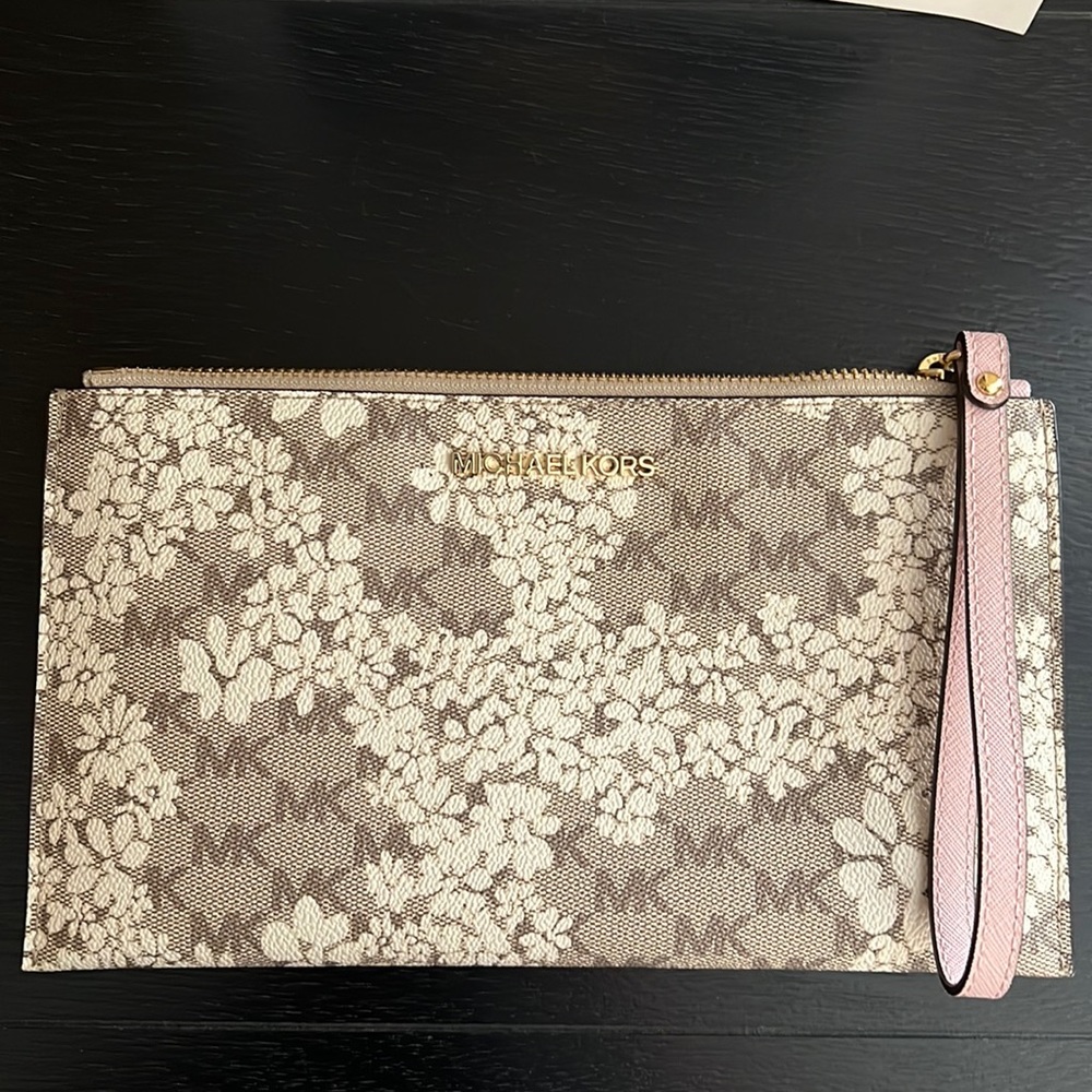 👜 Michael Kors Large Zip Clutch Wristlet 👜 - Picture 5 of 7
